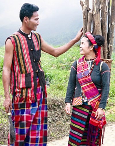 Trang phục nam, nữ Bru-Vân Kiều.