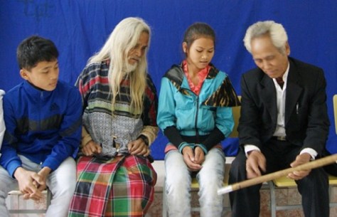 Già làng Hồ Ai (thứ 2 từ trái qua) cùng một nghệ nhân khác đang truyền dạy về sáo.