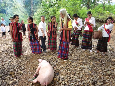 Một trong những lễ cúng của người Vân Kiều mừng con trai lớn tuổi.