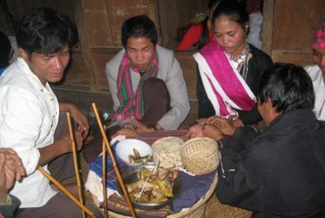 Nghi lễ buộc sợi chỉ vào tay đôi vợ chồng trẻ.