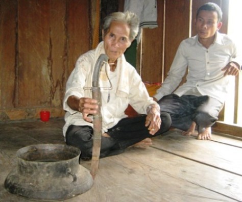 Gìa làng Hồ Xe kể về  ý nghĩa của các lễ vật - thanh kiếm của chú rễ.