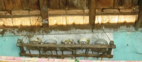 Bàn thờ linh hồn sống được các gia đình Vân Kiều đặt ở vị trí sát mái nhà.