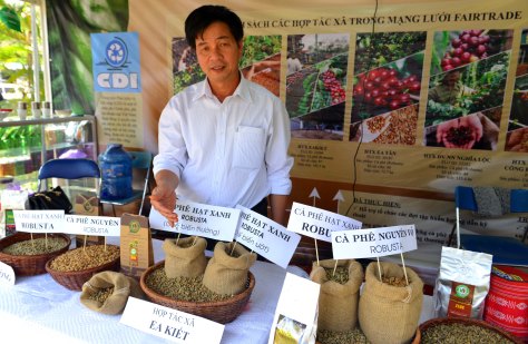 Ông Phúc giới thiệu các sản phẩm của nông dân Ea Kiết