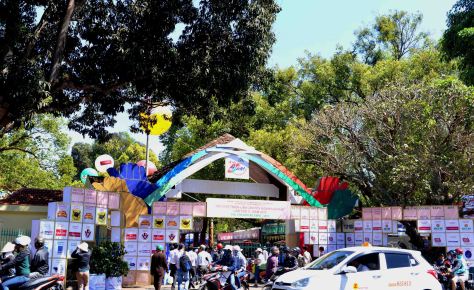 Cổng vào Hội chợ triển lãm chuyên ngành cà phê chi chít nhãn hàng tài trợ