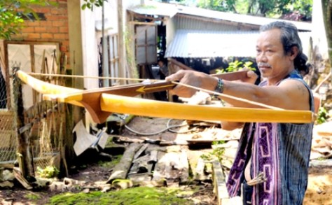 Ông Điểu Chung thử nghiệm chiếc nỏ.