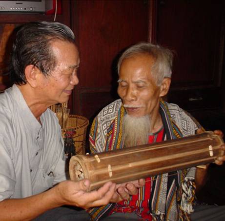 Già làng Năm Nổi giới thiệu đàn tre Goong Cla.