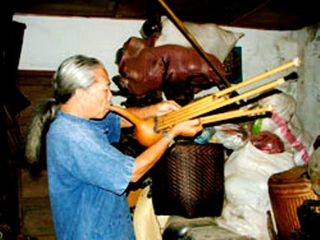 K’Toàn biểu diễn thổi kèn bầu 6 ống của người Châu Ro.