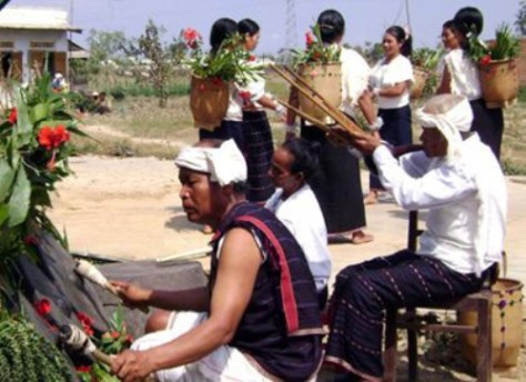 Biểu diễn Rơkel (kèn bầu) trong lễ hội mừng lúa mới của dân tộc Chu Ru.