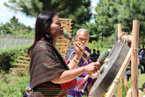 Bà Ma Bio và bộ Chiêng ba truyền thống của dân tộc Chu Ru. (ảnh K.A.)