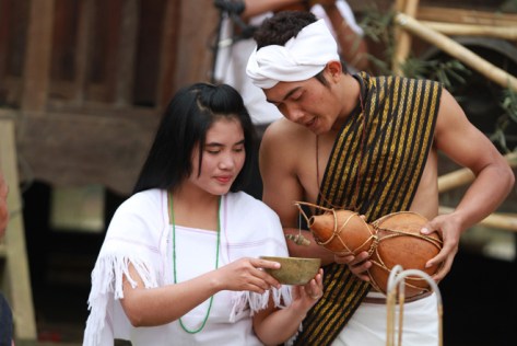 Chú rễ mời rượu cô dâu.