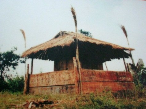 Nhà mồ của người Chu Ru ở huyện Đơn Dương (Lâm Đồng), nơi để hàng chục chiếc quan tài chồng lên nhau.