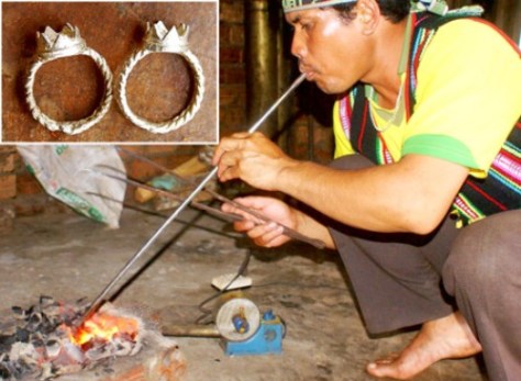 Nghệ nhân Ya Tuất thổi lửa nấu bạc.