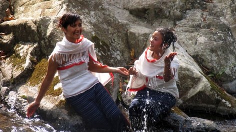 Sơn nữ Chu Ru bên dòng suối kêu.