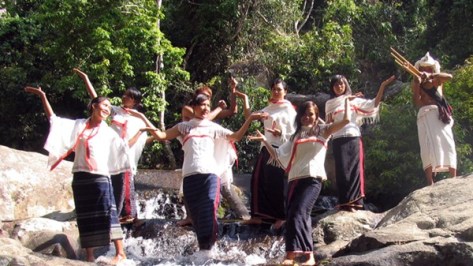 Vũ điệu Tamya ở thác nước kêu.