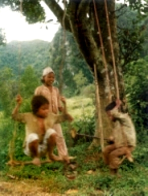 Trẻ em rất thích chơi đu. Người Chứt thường làm đu cho trẻ em nhỏ dưới các gốc cây to có bóng mát, treo đu ngay trên các cành cây.