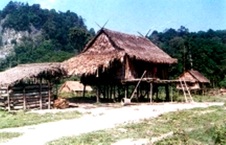 Nét nổi bật của ngôi nhà sàn người Chứt (nhóm Arem) là hai chiếc khau cút được bố trí ở hai đầu nóc nhà. Khau cút được làm từ hai đoạn cây lồ ô hoặc gỗ buộc chéo nhau tại thành một góc vuông. Nửa trên được vót nhọn, nửa dưới buộc vào rui của mái nhà. Khau cút chẳng những để giữ cho đầu mái nhà khỏi bị gió lật mà điều có ý nghĩa xã hội cơ bản đối với cư dân ở đây là: Dấu hiệu để nhận biết đồng tộc.