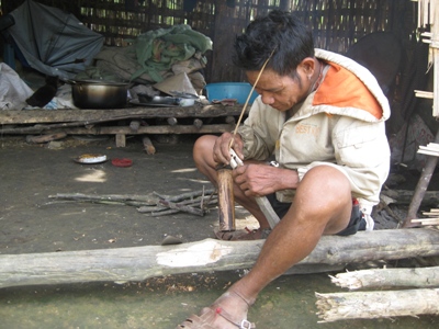 Ông Hồ Phượng đang chế tác nhạc cụ. (ảnh dantri)