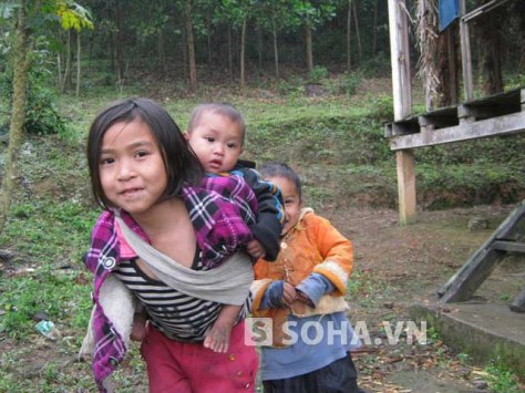 Chị gái chăm em để mẹ ra đồng.