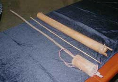 Chiếc đàn trơ bon (phải) và chiếc bẫy chuột (trái) tại Bảo tàng Dân tộc học.