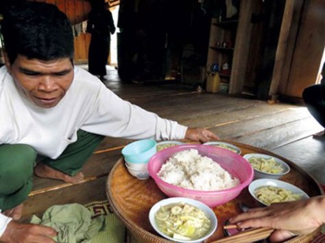 Ngày đầu tiên lễ mừng cơm mới của người Chứt được tổ chức tại gia đình.