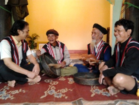 Ông Hoàng đang giới thiệu với khách về cây đàn B'roc 2 dây mà gia đình còn lưu giữ.