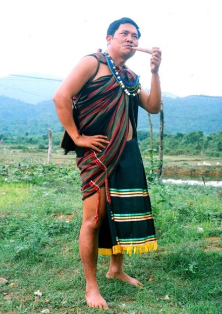 Đàn ông Co luôn sử dụng tấm choàng che thân khi mùa đông ở vùng Trường Sơn-Tây Nguyên lạnh giá.