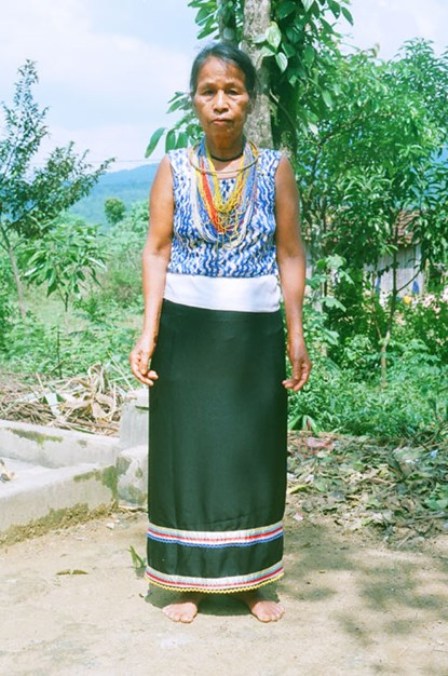 Vào mùa lễ hôi, chúng ta thường gặp bà con dân tộc Cor trong trang phục truyền thống.