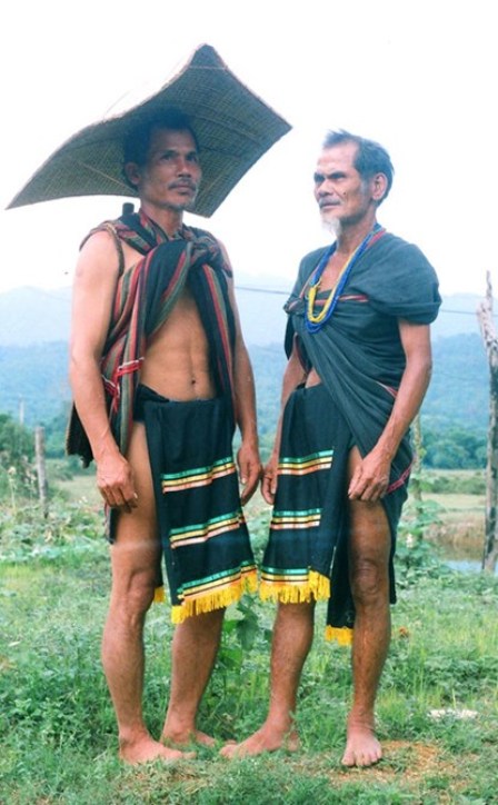 Anh Dương Lai và già làng Trần Văn Hành dân tộc Cor hiện ở thôn 2A xã Trà Kót, huyện Bắc Trà My, tỉnh Quảng Nam trong trang phục lễ hội.