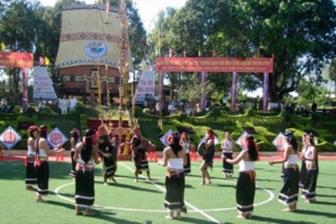 Trang phục lễ hội của dân tộc Cor huyện Bắc Trà My (Quảng Nam) tại Festival cồng chiêng quốc tế - Gia Lai 2009 (ảnh Dương Lai).