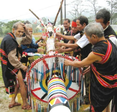 Trang trí cây nêu chuẩn bị lễ hội...