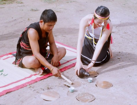 Trống đất là nhạc cụ truyền thống từ bao đời nay của người Cor.