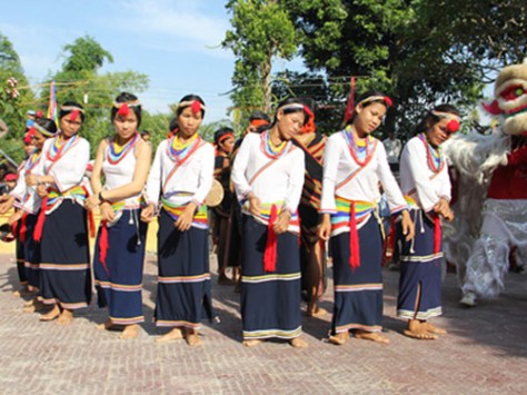 Các sơn nữ Cor đang nhảy múa điệu Múa Cà Đáu trong lễ hội.