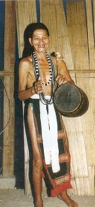 Những ngày lễ hội, người Cor thường dùng một chiếc trống nhỏ hoà nhịp cùng chiêng. Trống được bọc bằng da sơn dương, được khoét từ khúc gỗ.