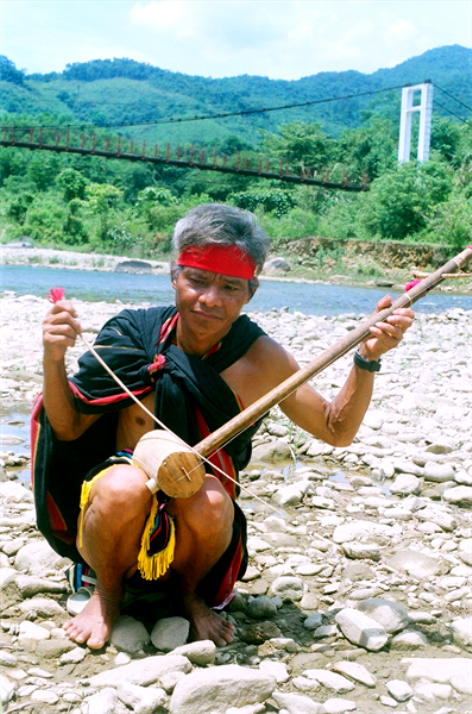 Nghệ nhân Hồ Văn Bình đang chơi đàn Kađlóc bên dòng sông Kót quê ông.