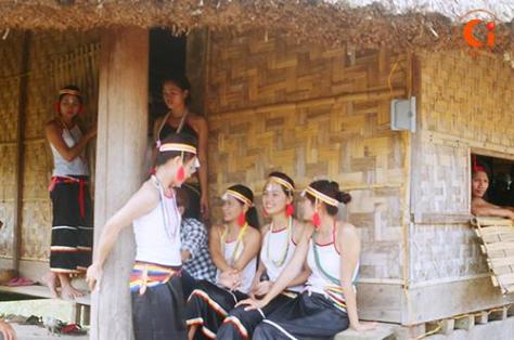 Các sơn nữ Cor đang hát đối đáp(A giới) dưới mái nhà làng.