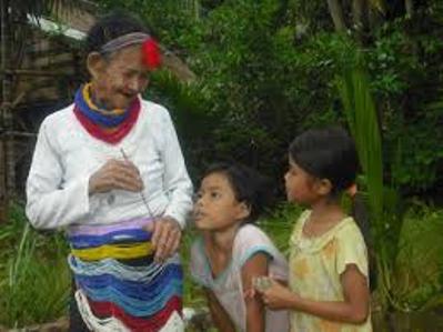 Bà Hồ Thị Bảy - một trong số ít người còn biết làm và thổi kèn Amáp.