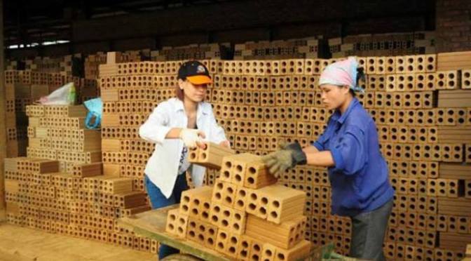 Đi bốc chuyển gạch