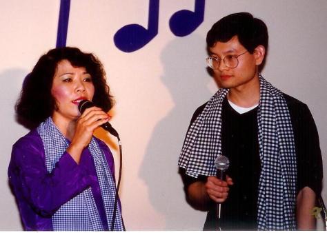 Nghệ sĩ Linh Phượng và nghệ sĩ Xuân Thưởng trong tiết mục trình diễn Hò Đối Lái.