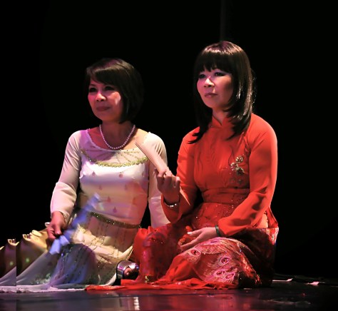 Nghệ sĩ Tuyết Lan và nghệ sĩ Linh Phượng trong tiết mục Hát Chầu Văn trong chương trình Phong Châu Mở Hội do Trung Tâm Văn Hóa Nghệ Thuật Dân Tộc Việt tổ chức.