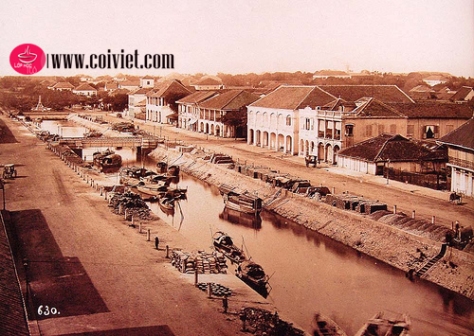 Khởi thủy đường Nguyễn Huệ là 1 con kênh dẫn vào thành Gia Định (còn gọi Thành Bát Quái 1790-1835). Người Pháp gọi là Kênh Grand, người Việt gọi là Kênh Chợ Vải.