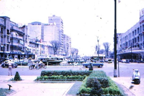 Đại lộ Nguyễn Huệ, từ hướng Tòa Đô Chính nhìn ra Bến Bạch Đằng, thập niên 1970s. Văn phòng ADC nơi tác giả làm việc là building cao nhất bên tay trái.