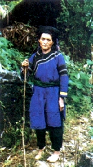 colao_Phụ nữ Cờ Lao mặc áo dài đến gối. Trên hò ngực và tay áo đắp thêm vải màu. Hiện nay chiếc áo trong với ống tay dài vẫn còn được sử dụng, còn chiếc áo ngoài với ống tay ngắn trở nên hiếm hơn.