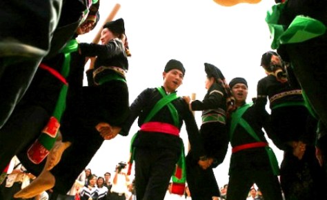 Điệu múa đón mừng năm mới của người Cống.