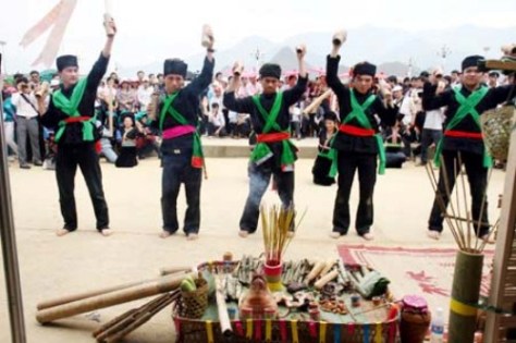 Trang phục nam - dân tộc Cống.