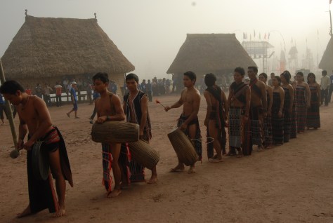 Các chàng trai trong trang phục lễ hội của dân tộc Cơ tu.