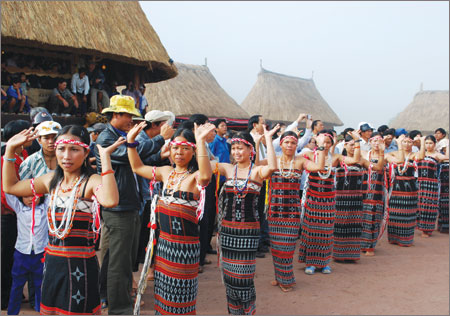 cotu_Các thiếu nữ Cơ Tu ai cũng sắm cho mình những chuỗi vòng cổ Mã não.