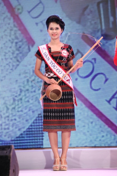 Sơn nữ Alăng Thị Pari với chiếc đàn Hroa của người Cơ Tu trong một cuộc thi Hoa Hậu Dân Tộc. Cô cho biết, tiếng đàn Hroa là món ăn tinh thần của người Cơ Tu.