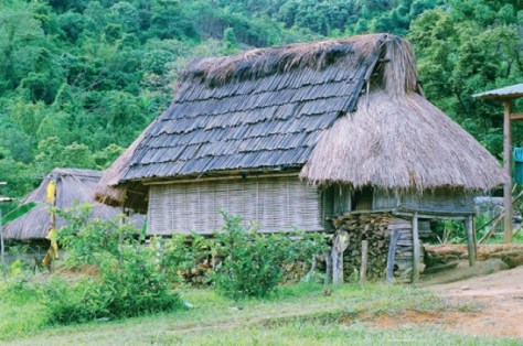 Nhà sàn mái nưa của người Cơ Tu ở thôn Công Dồn.