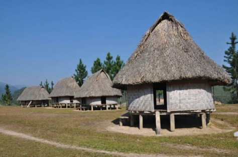 Những ngôi nhà sàn truyền thống ở Tây Giang.