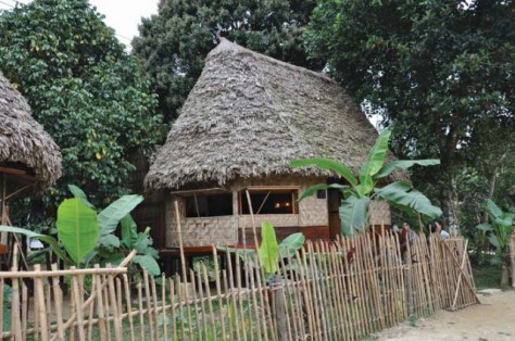 Nhà sàn truyền thống Cơ Tu ở thôn Bha Hôn trở thành nhà nghỉ cho du khách.